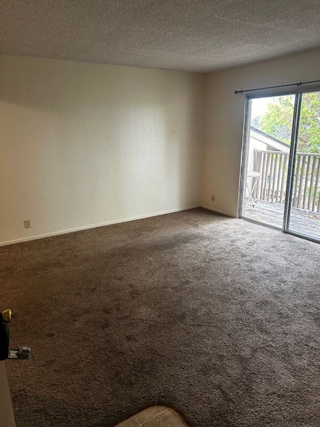 Building Photo - Upstairs 1bd/1ba Condo w/ Balcony