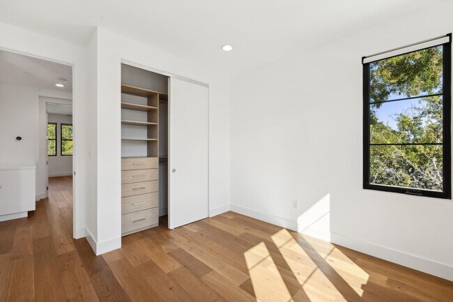 Building Photo - Luxurious Modern Single Family Home in West Menlo Park Available Now!