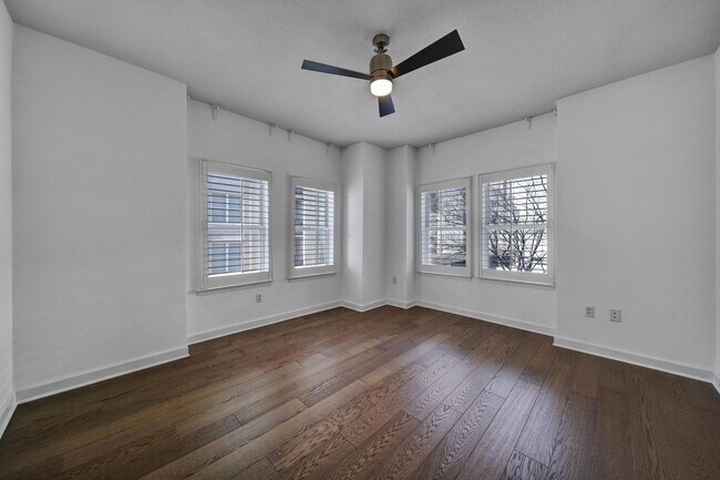 Building Photo - Beautiful 2 Bed 2 Bath Condo in Dilworth!