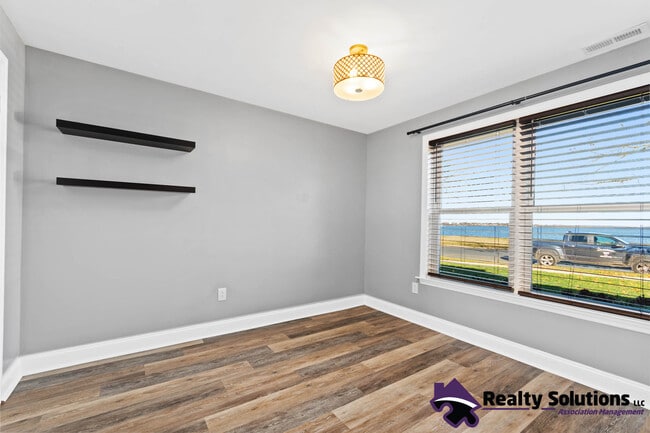 Building Photo - 1018 Harbour Dr