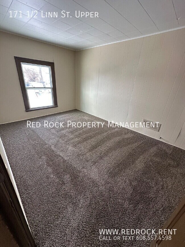 Building Photo - 171 1/2 Linn St. Upper-