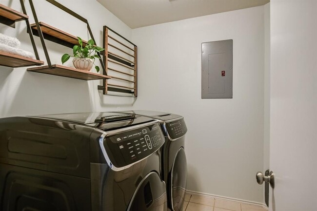 Building Photo - 10916 Sierra Oaks