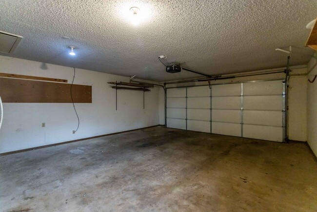 Building Photo - Single Family Home Weatherford