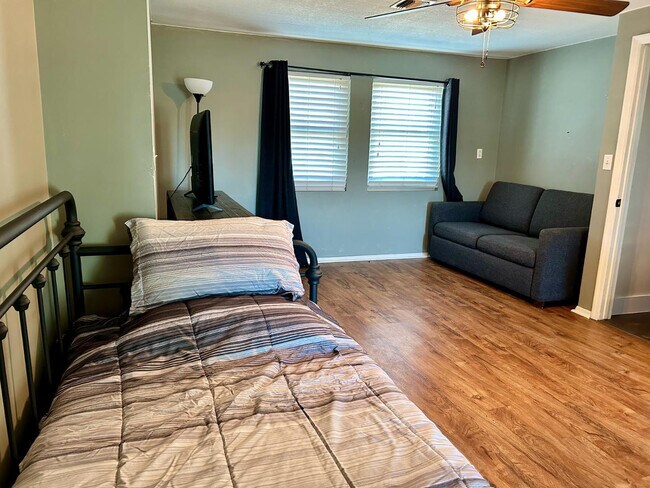 Building Photo - 2012 E Tonopah Dr