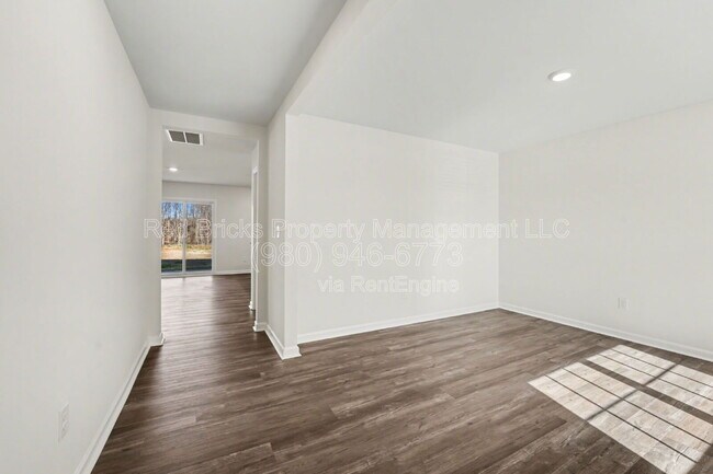 Building Photo - 7847 Whispering Strm Dr