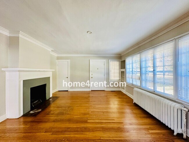 Building Photo - First Level Condo, Just Off the Plaza with Hardwood Floors and Lawn Care Provided!