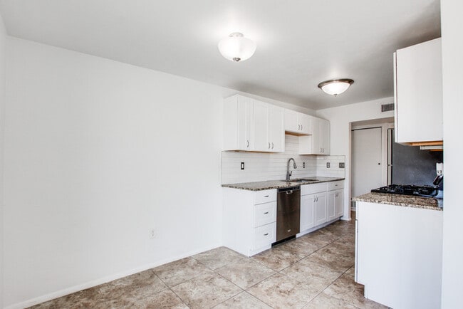 Building Photo - FOR RENT