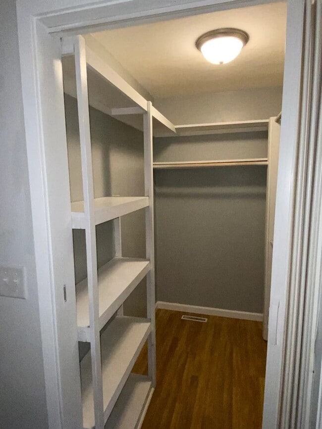 Building Photo - ~ RENT SPECIAL ~ HOLIDAY MERRINESS ~ 2 Bedroom, 1 bathroom West Side Apartment For Rent