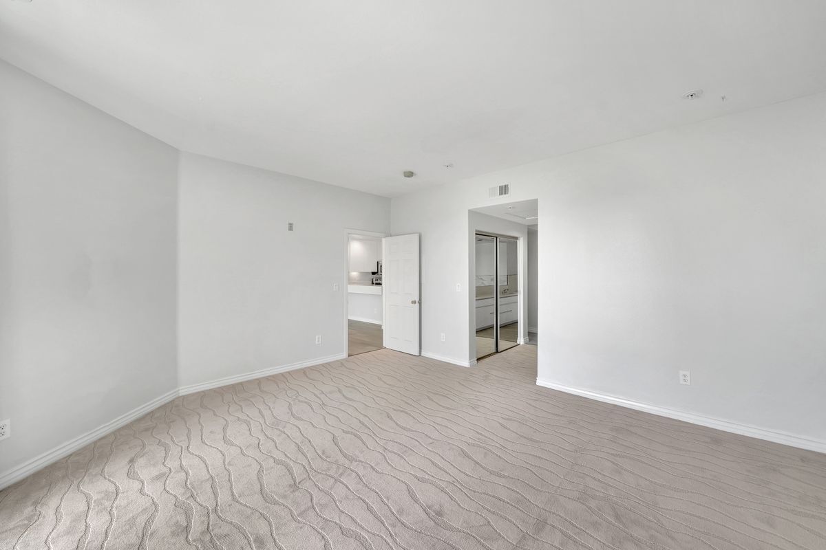 Building Photo - 2233 Martin, 405
