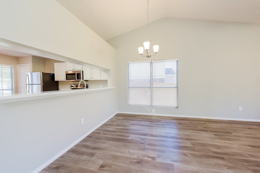 Building Photo - 4653 Feathercrest Dr