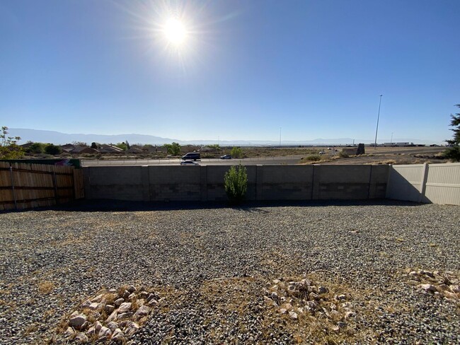 Building Photo - 4 Bedroom Home Available Near Unser Blvd N...