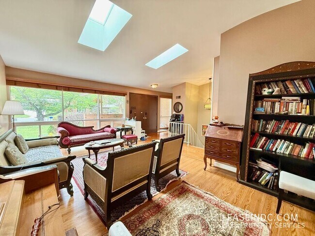Building Photo - 6424 Hollins Dr