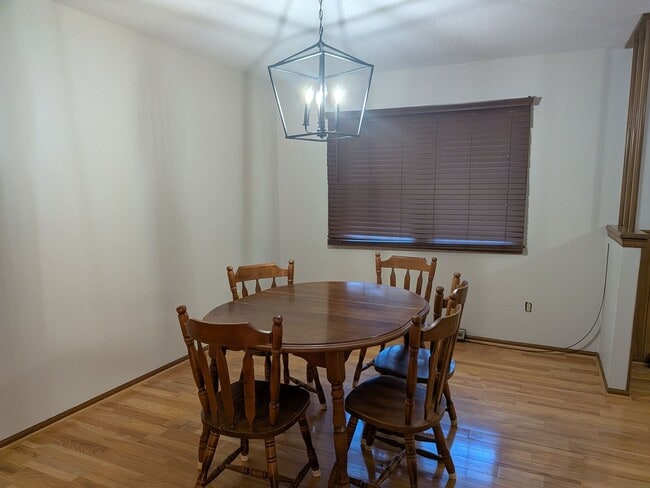 Building Photo - 2513 Lilac Dr