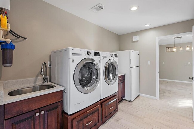 Building Photo - 5080 Oaklawn Ln