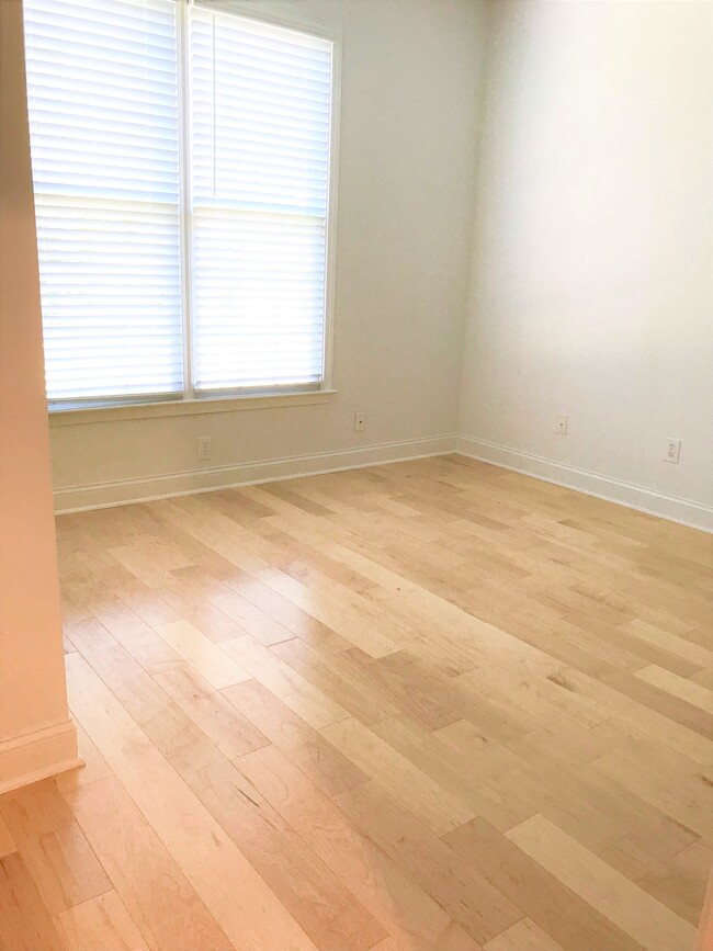 Bedroom 4 with Full bath, Main floor - 1920 Barrett Knoll Cir