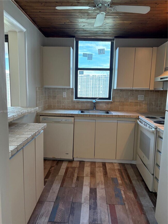 Building Photo - 18181 NE 31st Ct