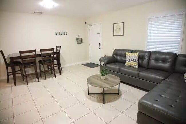 Building Photo - 826 N Lincoln Ave