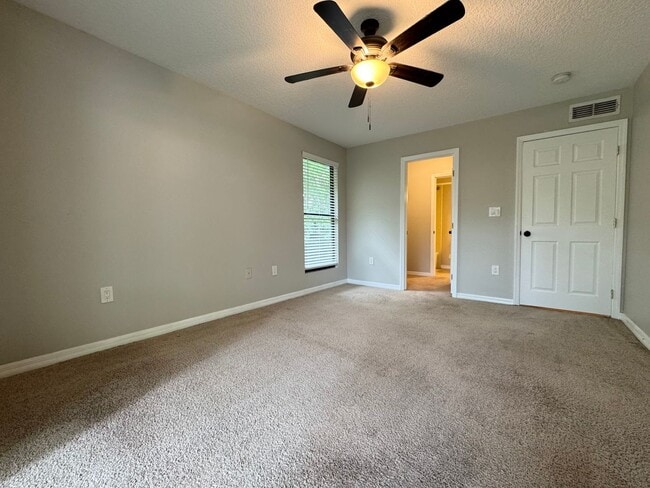 Building Photo - Lovely Winter Springs Condo ~ Vinyl Plank Flooring and Large Screened Patio!