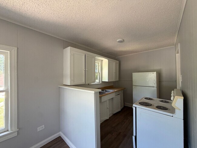 Building Photo - Apartment *Upstairs*