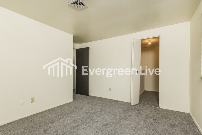 Building Photo - 6291 Leawood Dr