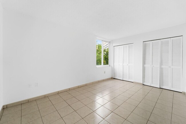 Building Photo - 250 180th Dr