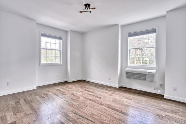 Building Photo - 962 US-9W