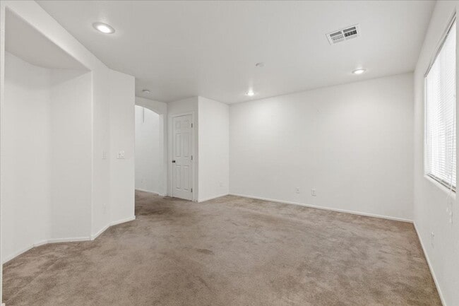 Building Photo - Welcome Home! 3 Bd, 2.5 Bths, 2-Car Garage, Open Floor Plan - Southwest