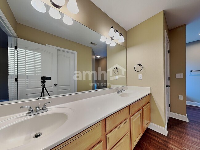 Building Photo - 6317 Stillglen Ln