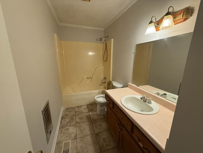 Building Photo - 102 Hickory Hill Dr