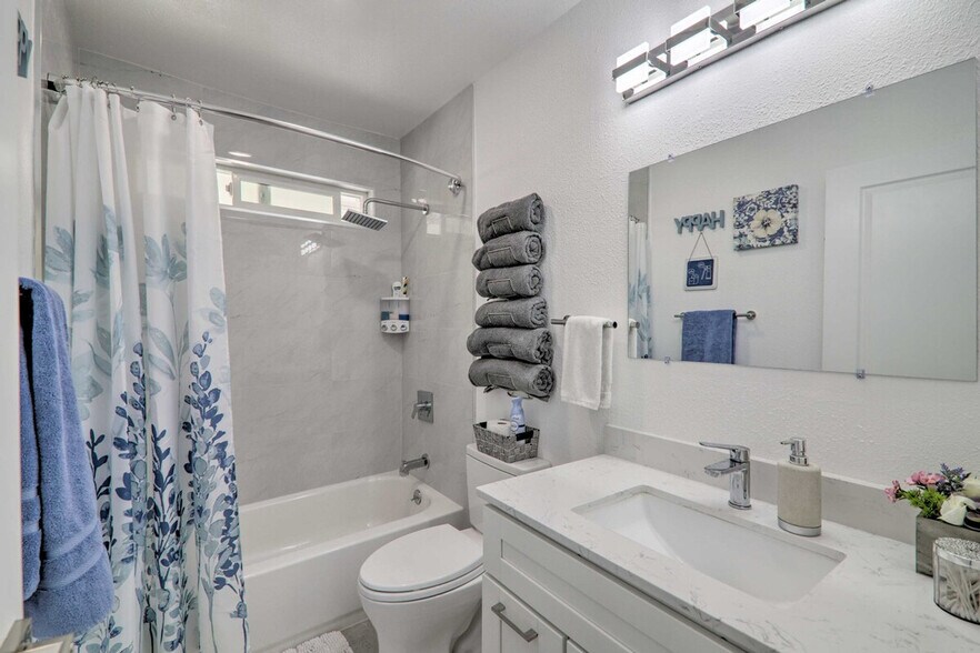 Building Photo - 893 Olivina Ave