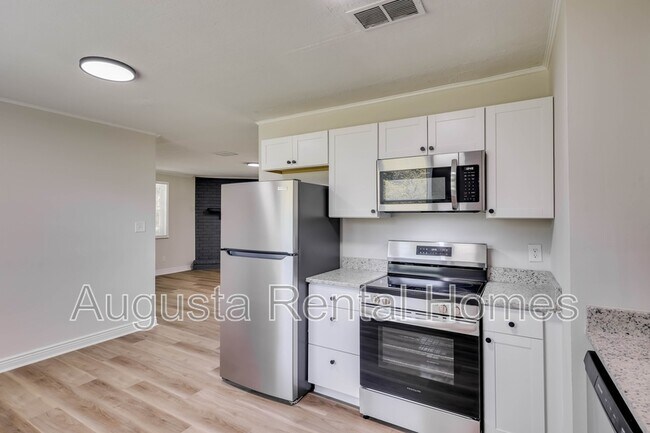 Building Photo - 2404 Southdale Dr