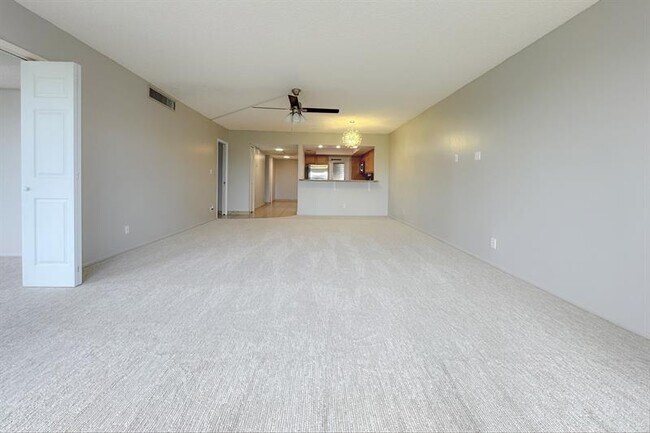 Building Photo - 3051 S Palm Aire Dr