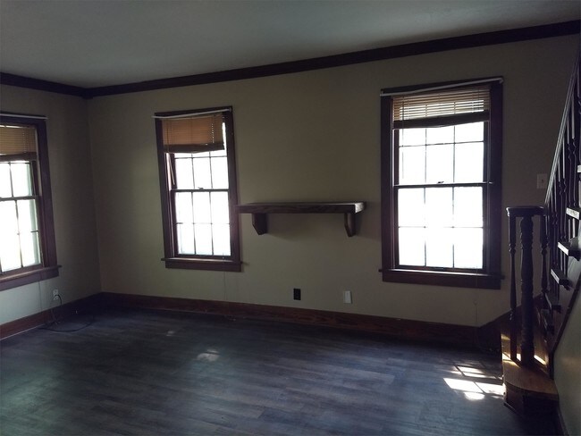 Building Photo - 904 E 17th St