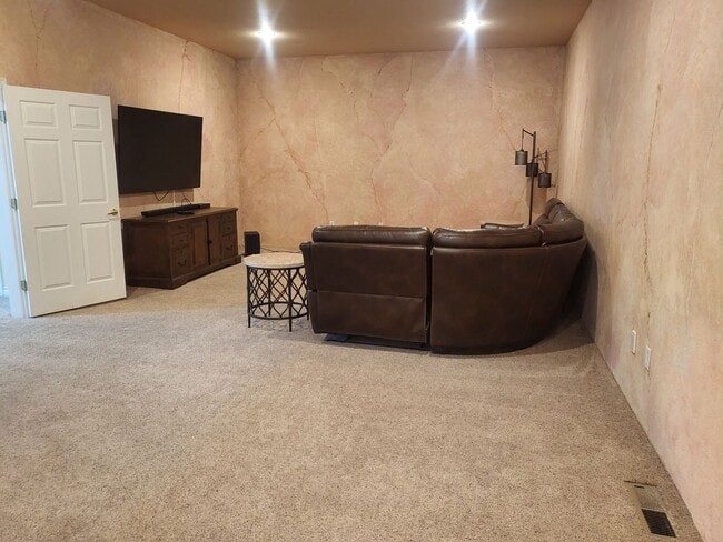 Building Photo - 5 bed 3 bath