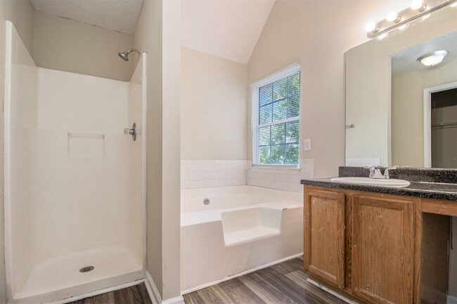 Building Photo - 4 Bedroom 2.5 Bath House