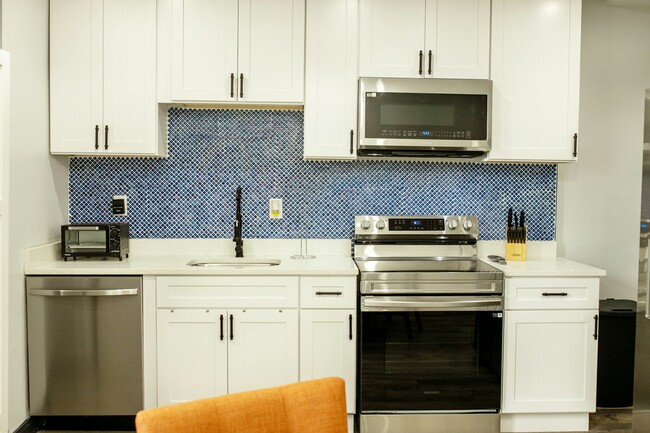Building Photo - 3436 Ravenwood Ave