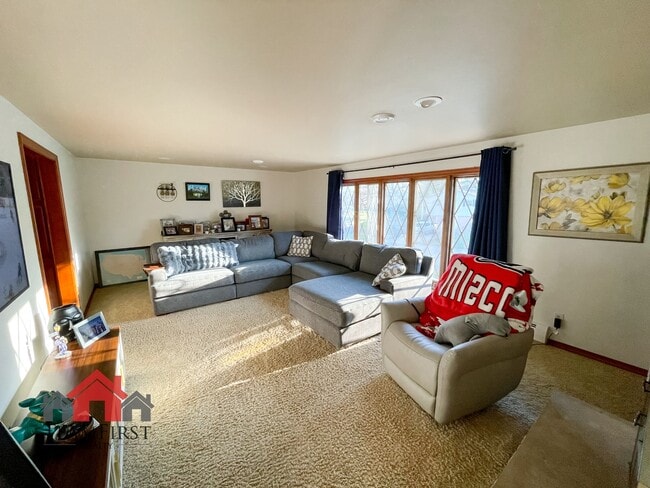 Building Photo - 910 Pine Ridge Dr