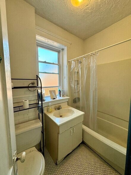 Building Photo - 190 Kelton St