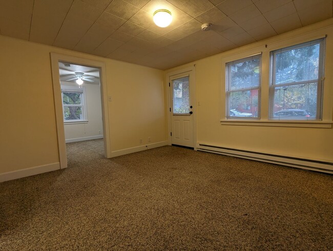 Building Photo - Spacious 2-Bedroom, 1-bath Home Close To Owen Rose Gardens!