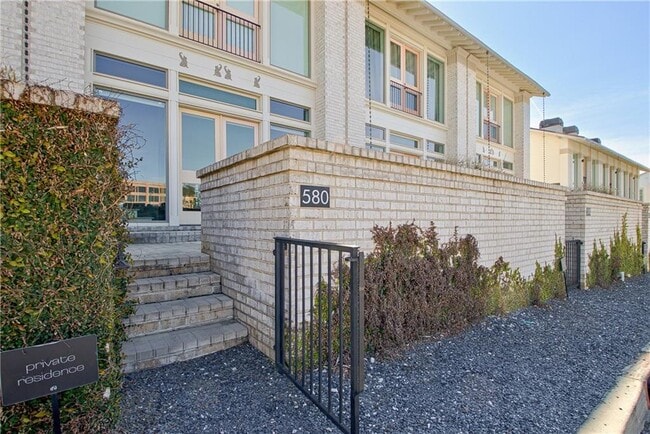 Building Photo - 580 Heatherden Ave