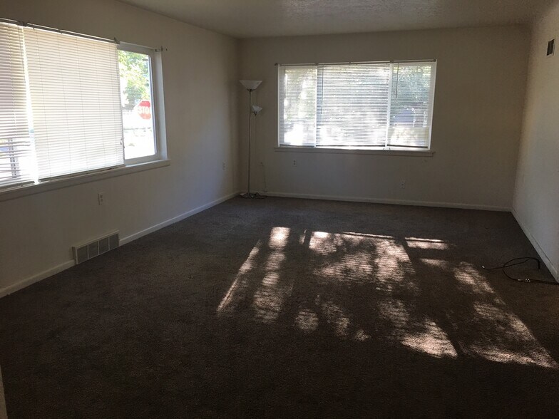 Building Photo - 1204 W Maple St