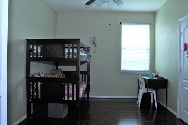 Building Photo - 326 Trillium Dr