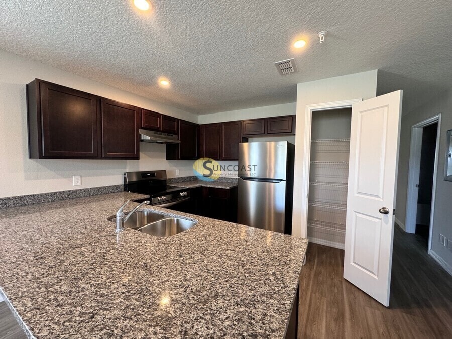 Building Photo - 617 Century 21 Dr