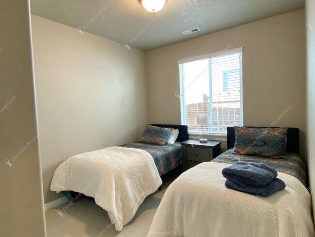 Building Photo - **UNFURNISHED**Beautiful Single-Level 3BR ...