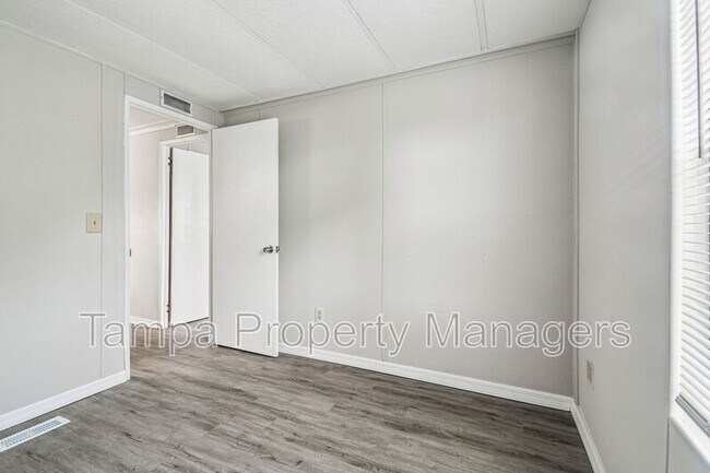 Building Photo - 201 Country Ln