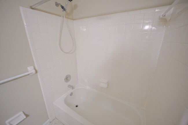 Building Photo - 2 bed 2 bath Sublease