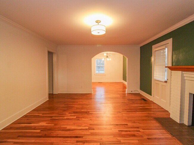 Building Photo - Downtown Athens! Walk to Athens State University! Lawn Care included!