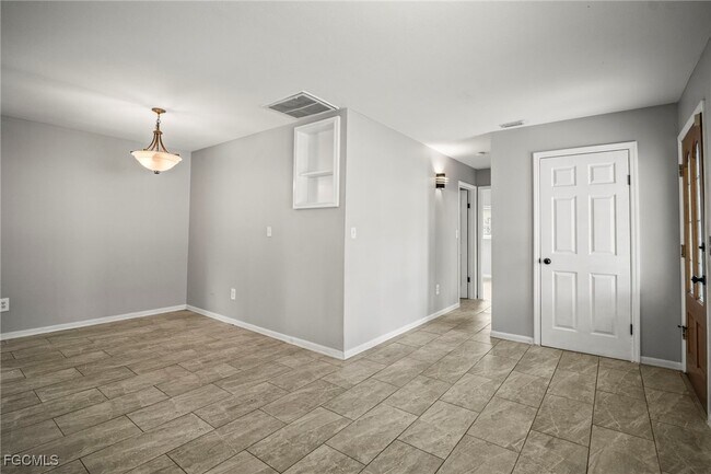 Building Photo - 2210 Parkview Dr