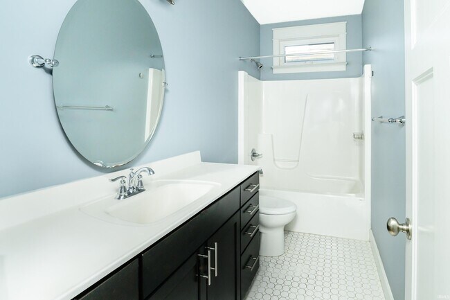 Building Photo - 819 S Morton St