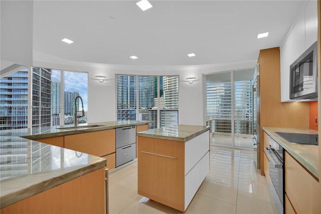 Building Photo - 901 Brickell Key Blvd